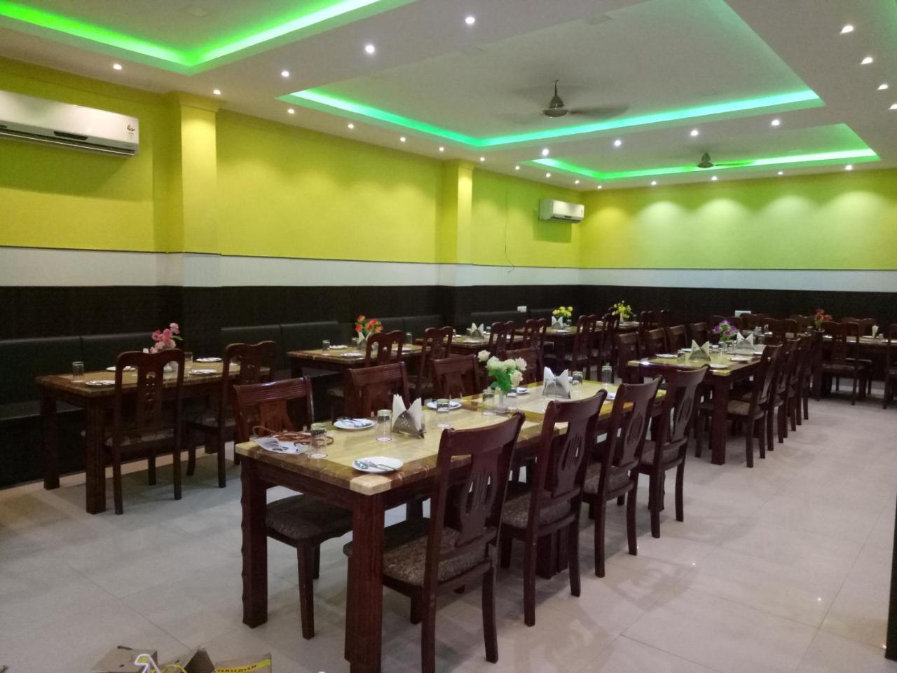 Hotel Landmark Puri Exterior foto