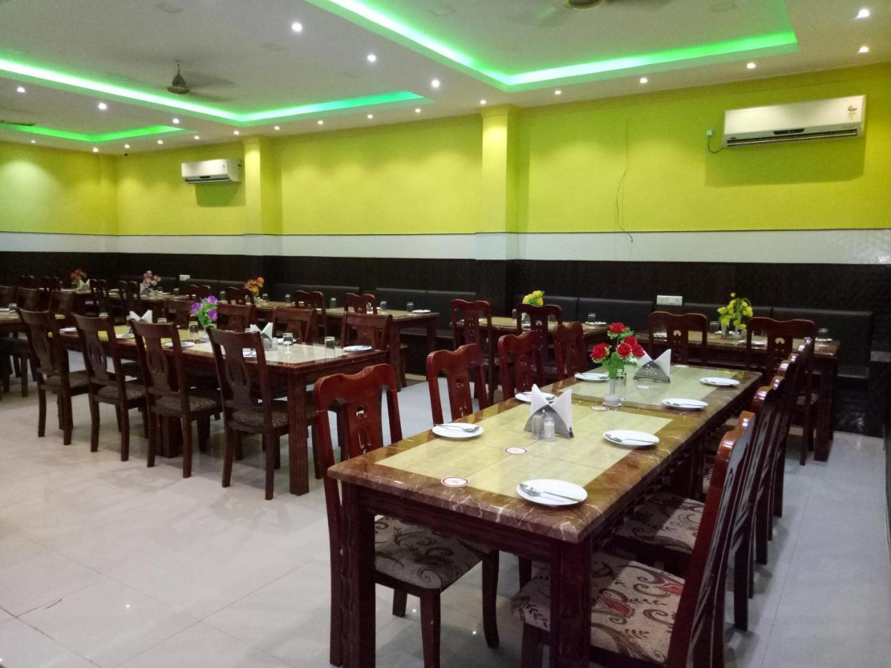 Hotel Landmark Puri Exterior foto