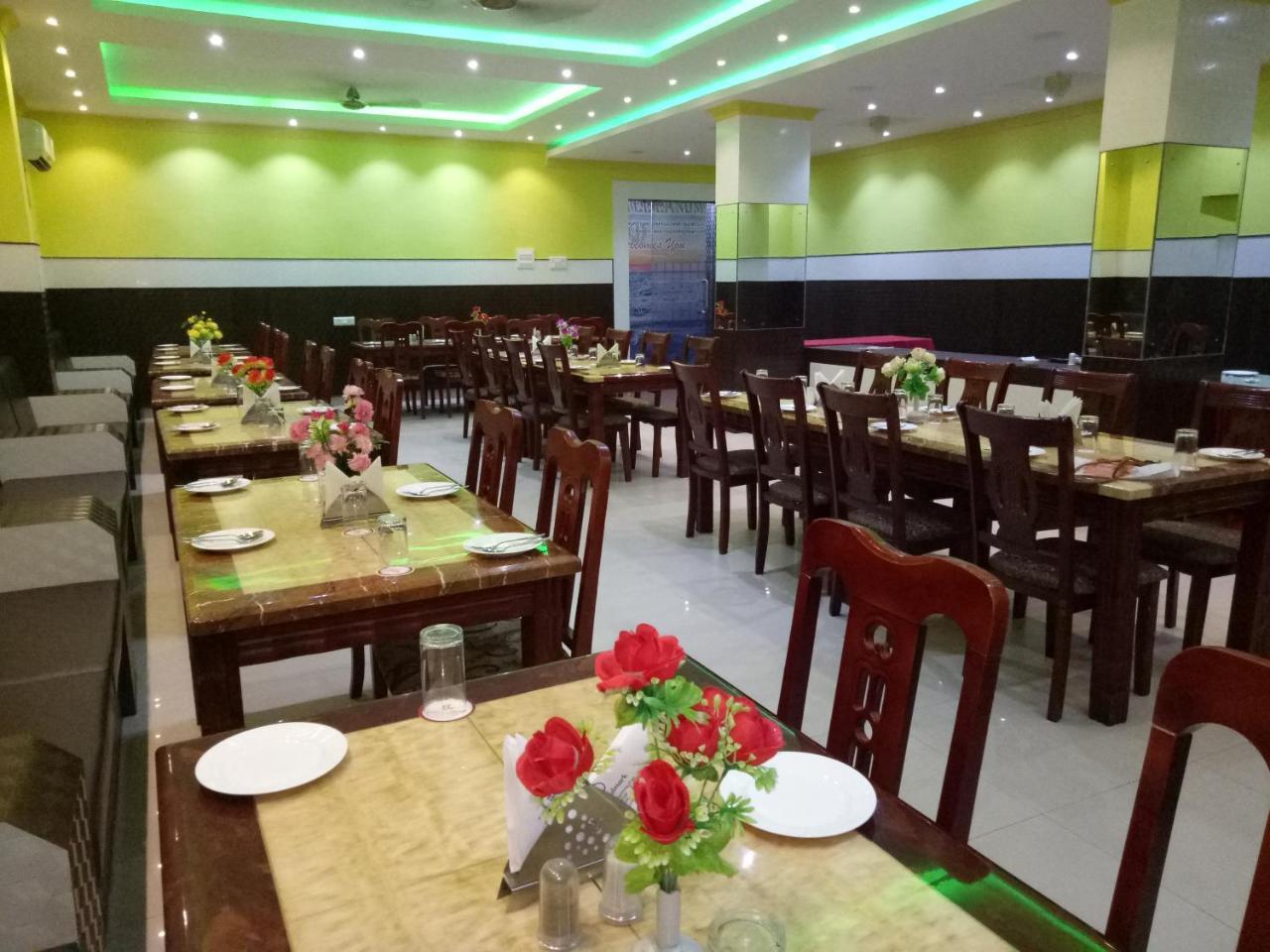 Hotel Landmark Puri Exterior foto